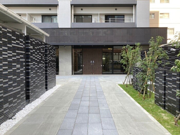 物件外観写真2　(エントランス部分)