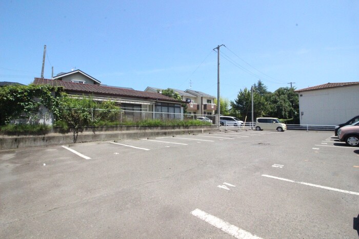 物件外観写真5　(駐車場)