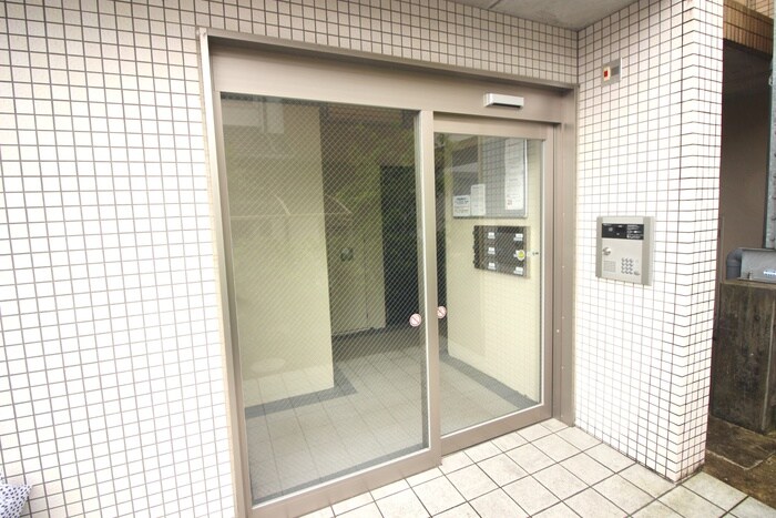 物件外観写真2　(エントランス部分)