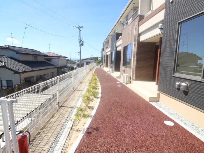 物件外観写真6　(エントランス部分)