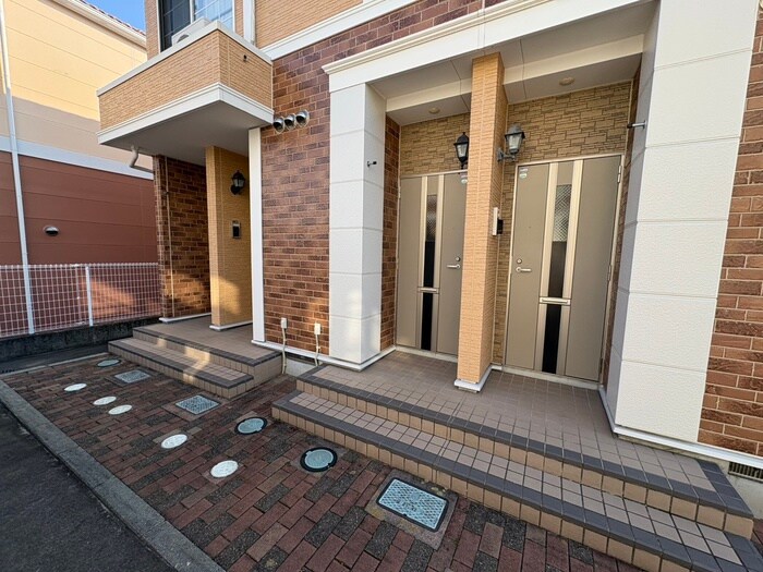 物件外観写真4　(エントランス部分)