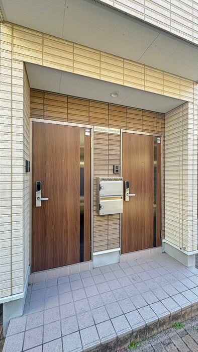 物件外観写真3　(エントランス部分)