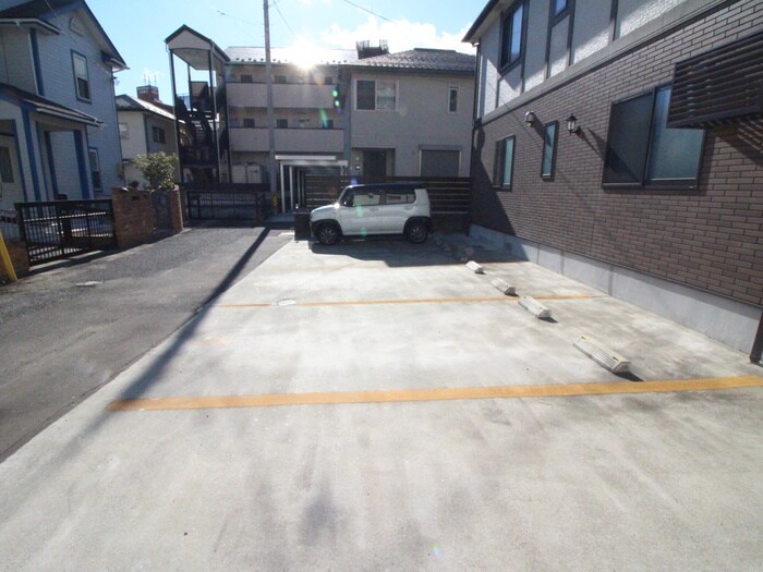物件外観写真4　(駐車場)