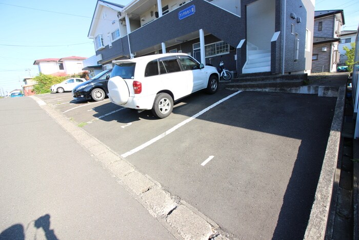 物件外観写真6　(駐車場)