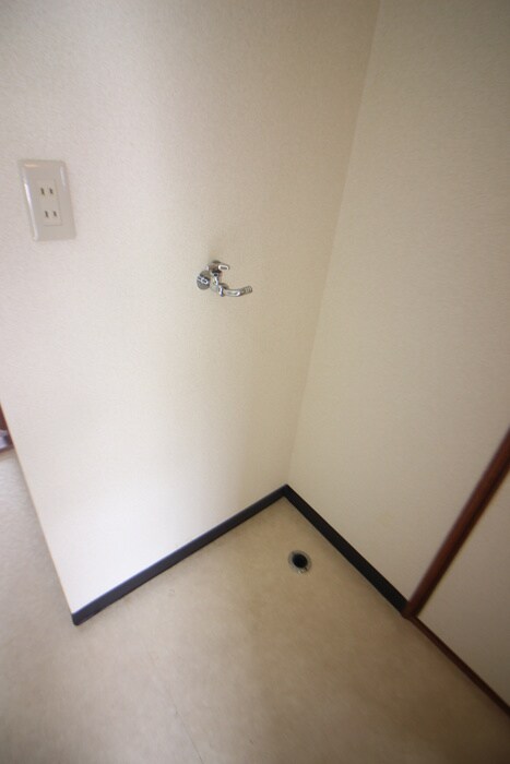 物件内観写真8　(洗濯機置場)