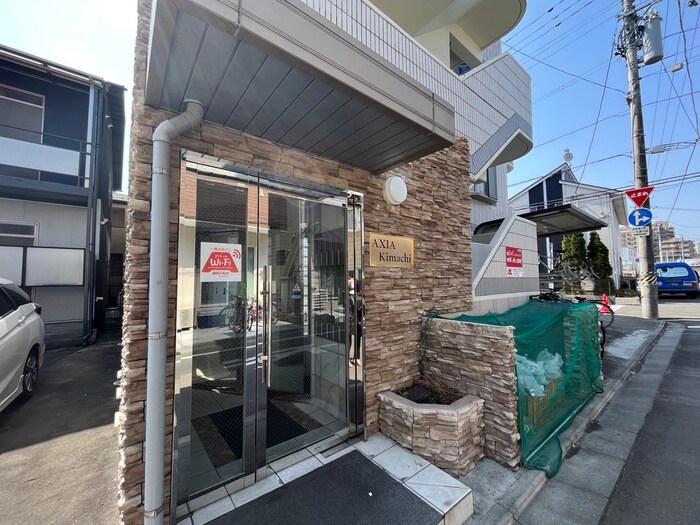 物件外観写真2　(エントランス部分)