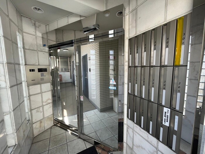 物件外観写真3　(エントランス部分)