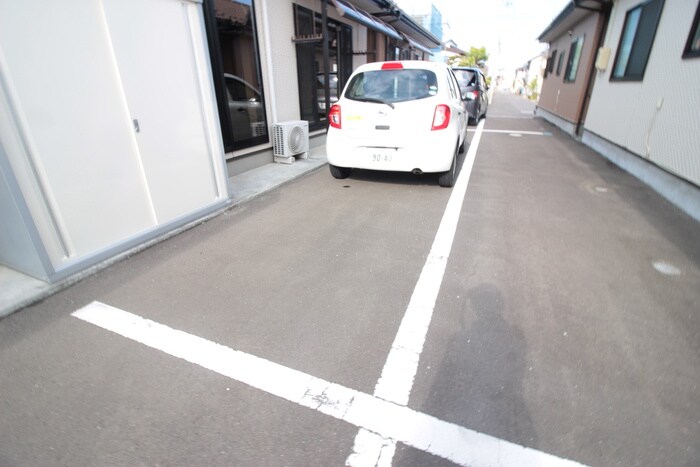 物件外観写真5　(駐車場)