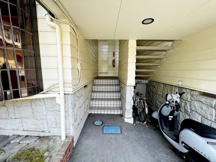 物件外観写真5　(エントランス部分)