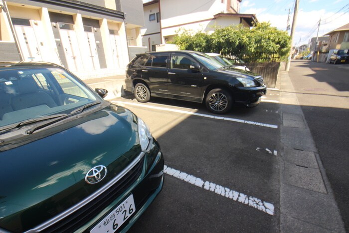物件外観写真6　(駐車場)