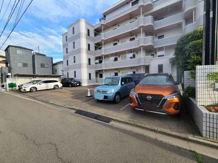 物件外観写真3　(駐車場)