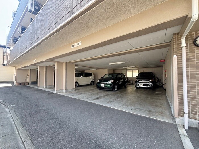 物件外観写真2　(駐車場)