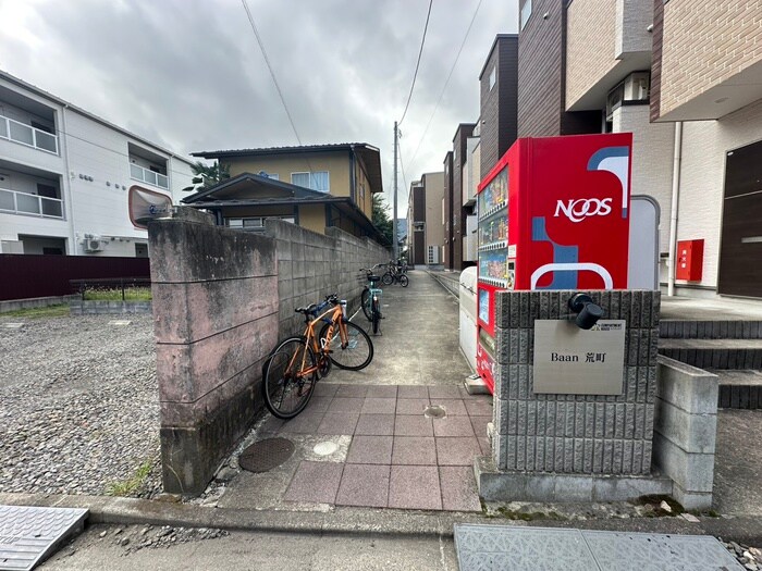 物件外観写真3　(エントランス部分)