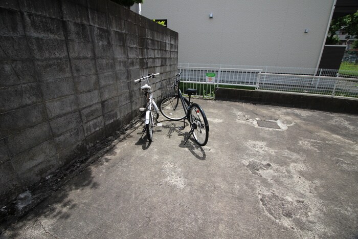 物件外観写真3　(駐輪場)