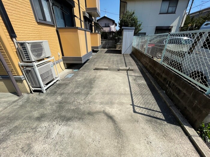 物件外観写真5　(駐車場)