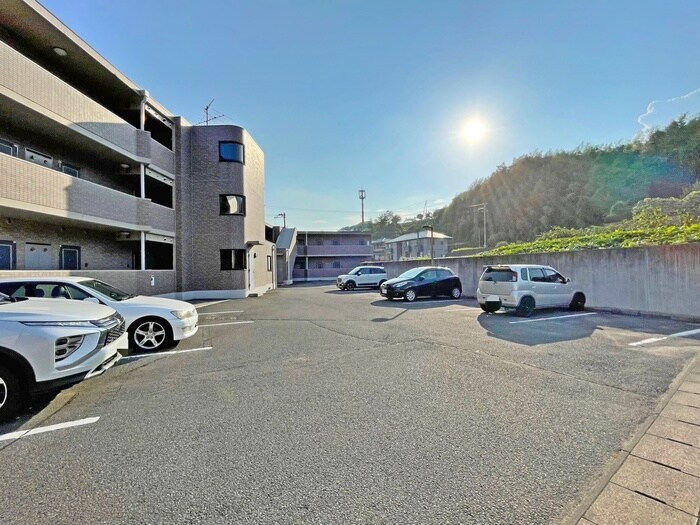 物件外観写真4　(駐車場)