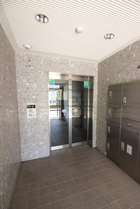 物件外観写真5　(エントランス部分)