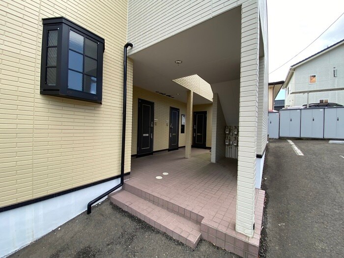 物件外観写真6　(エントランス部分)