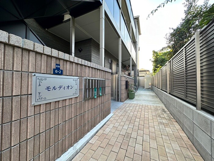 物件外観写真3　(エントランス部分)