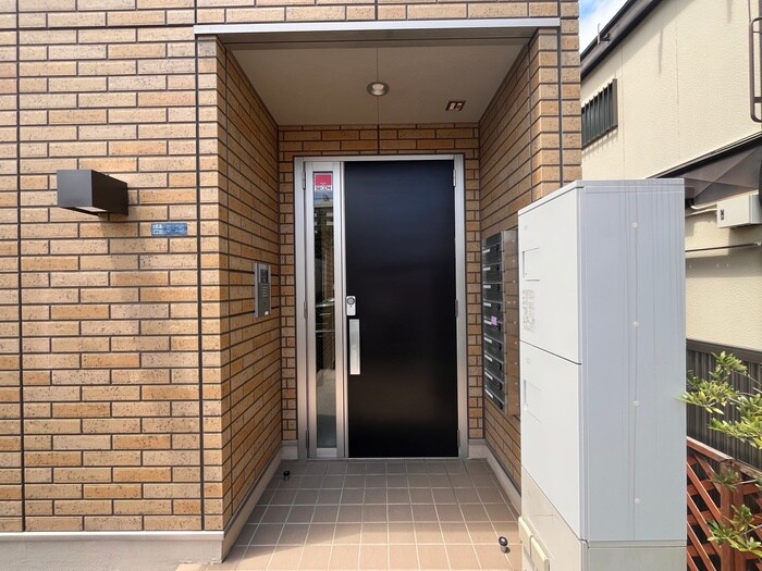 物件外観写真2　(エントランス部分)