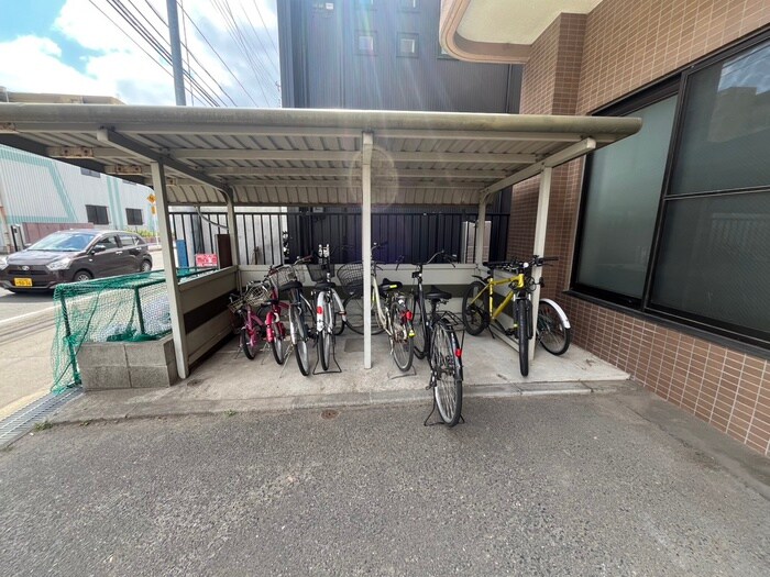 物件外観写真4　(駐輪場)