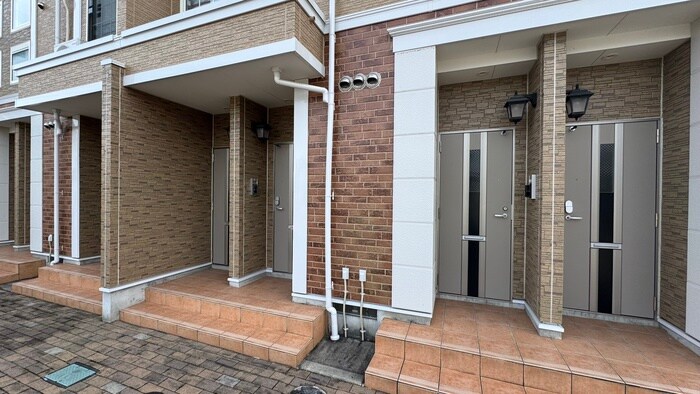 物件外観写真3　(エントランス部分)