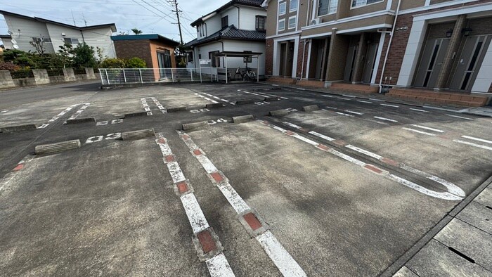 物件外観写真4　(駐車場)
