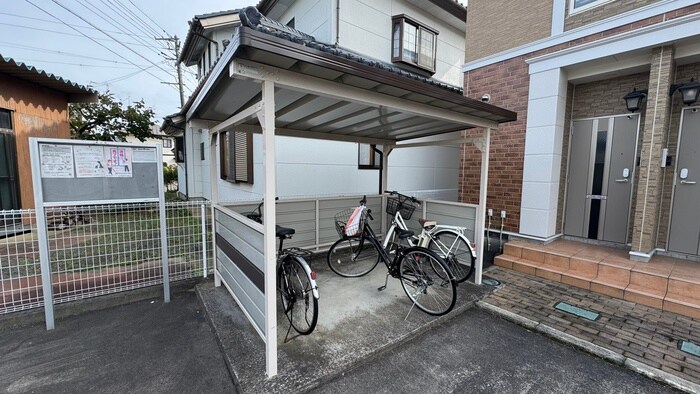 物件外観写真5　(駐輪場)