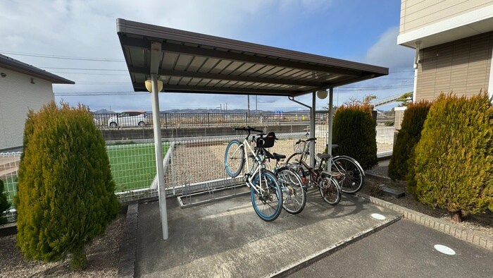 物件外観写真5　(駐輪場)