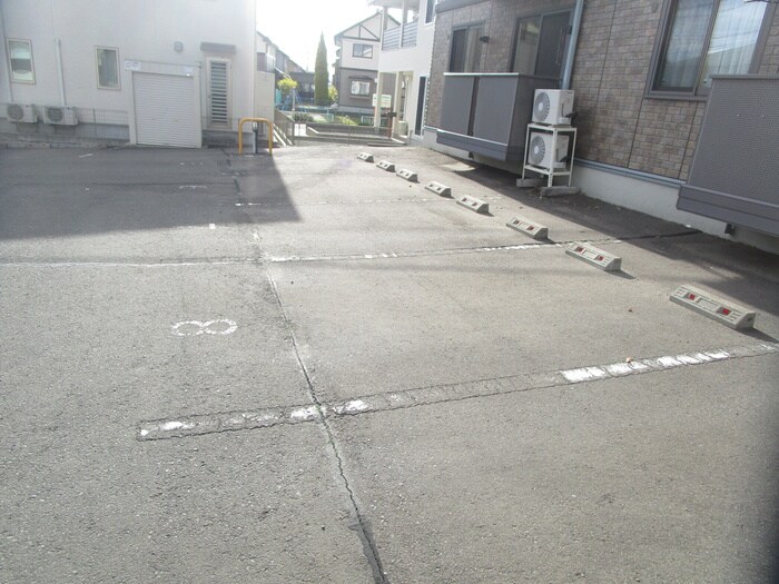 物件外観写真2　(駐車場)