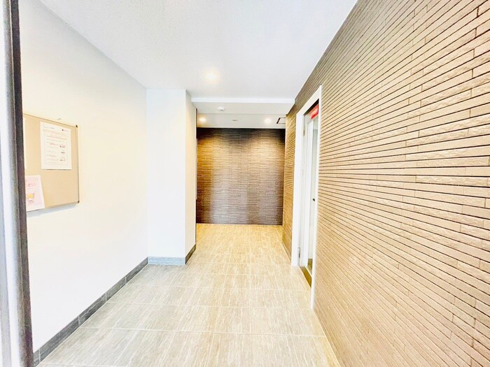 物件外観写真5　(エントランス部分)