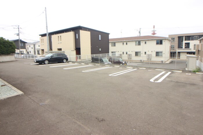 物件外観写真5　(駐車場)
