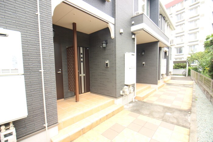 物件外観写真6　(エントランス部分)
