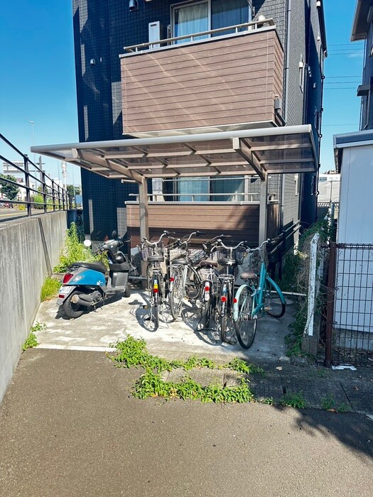 物件外観写真4　(駐輪場)