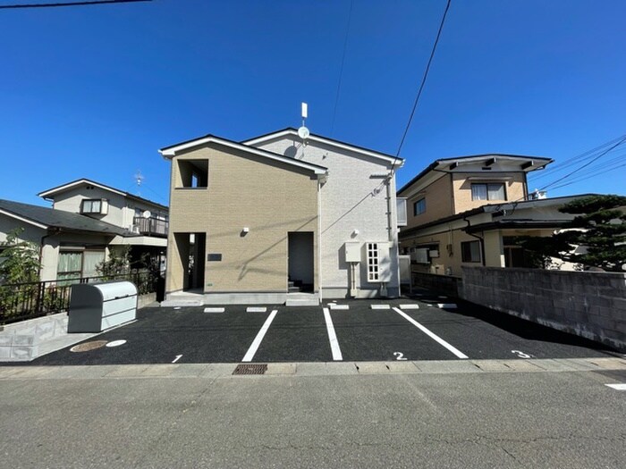 物件外観写真2　(駐車場)