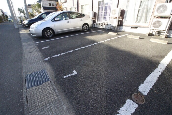 物件外観写真3　(駐車場)