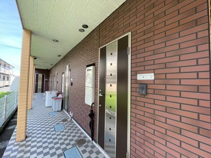 物件外観写真4　(エントランス部分)