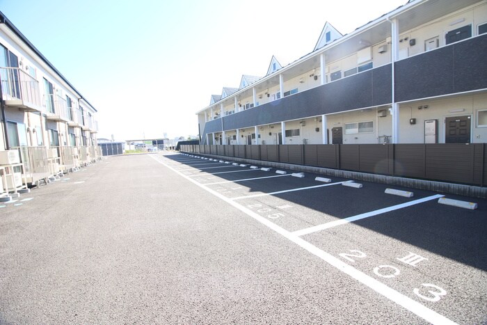 物件外観写真5　(駐車場)