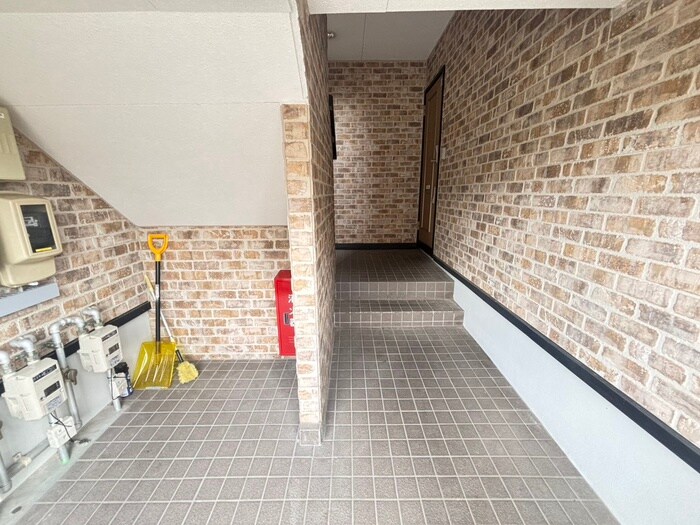 物件外観写真5　(エントランス部分)