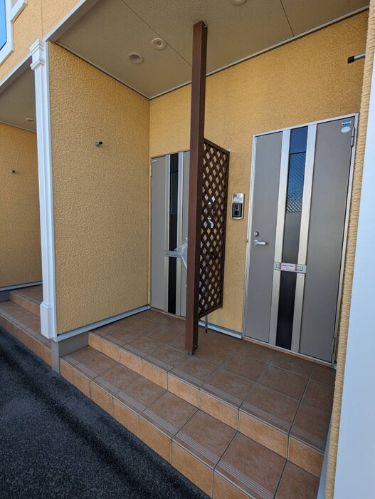 物件外観写真6　(エントランス部分)