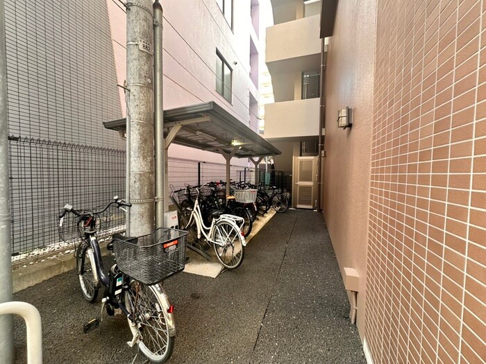 物件外観写真5　(バイク置き場)