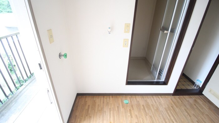 物件内観写真12　(洗濯機置場)