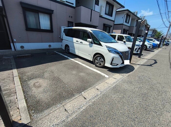 物件外観写真3　(駐車場)