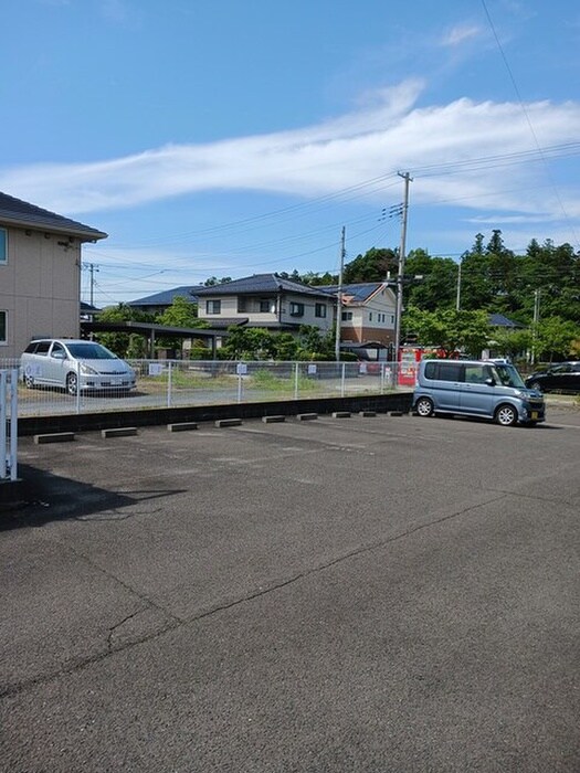 物件外観写真2　(駐車場)