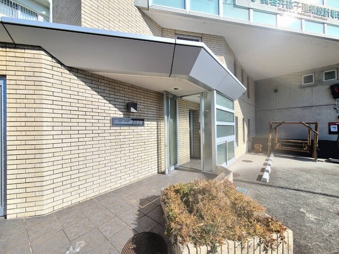 物件外観写真3　(エントランス部分)