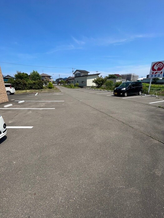 物件外観写真6　(駐車場)