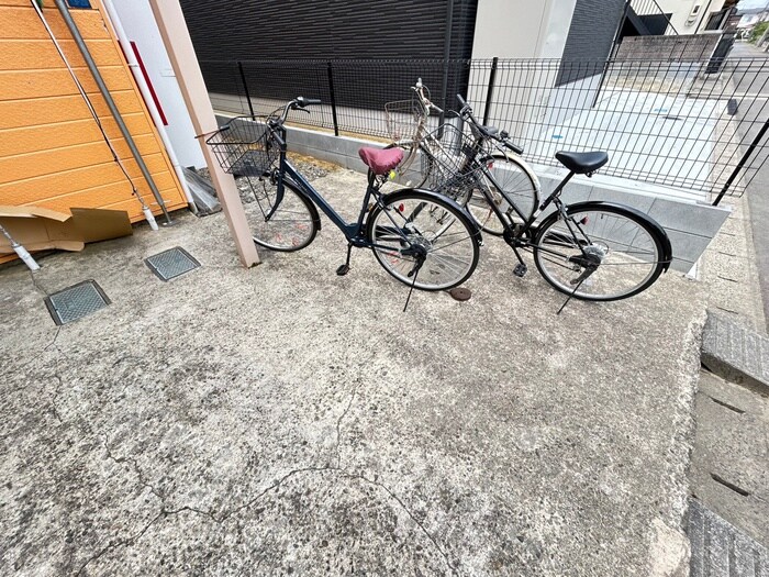 物件外観写真4　(駐輪場)