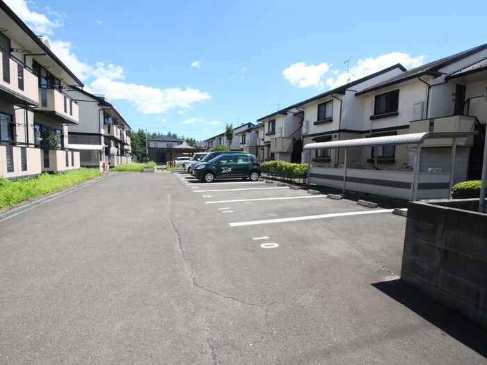 物件外観写真2　(駐車場)