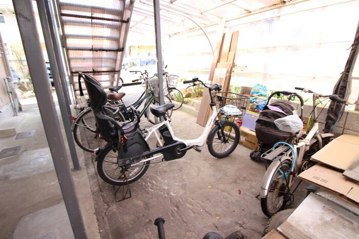 物件外観写真4　(駐輪場)