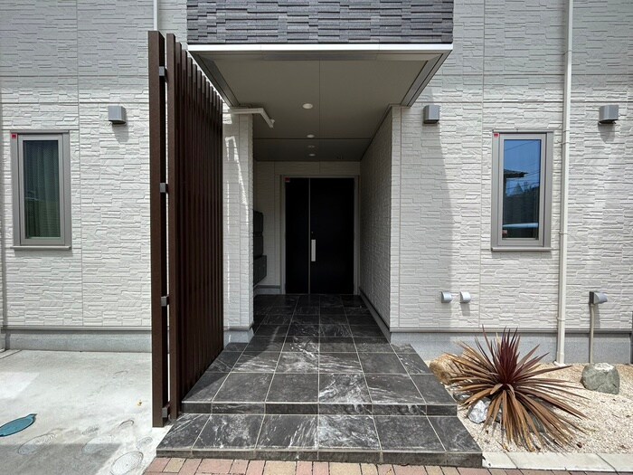 物件外観写真5　(エントランス部分)